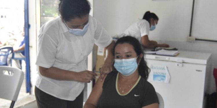 Avanza vacunación contra el COVID-19 en Escuintla