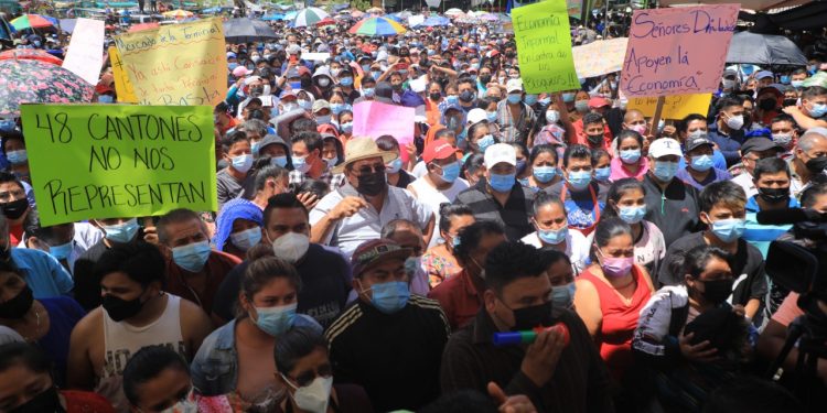 Inquilinos de mercados están inconformes con bloqueos de carreteras, pues afectan su economía