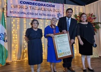Retalhuleu entrega Condecoración Isidro Taracena a ciudadana ilustre