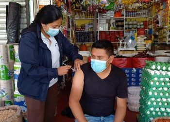 Llevan vacuna contra el COVID-19 a mercado central de Sololá