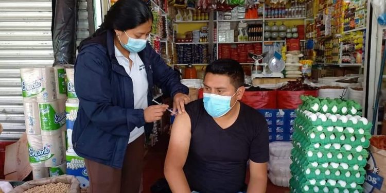 Llevan vacuna contra el COVID-19 a mercado central de Sololá