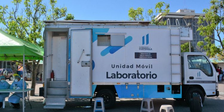 A través de los laboratorios móviles se continúa atendiendo a los guatemaltecos para detectra casos de COVID-19