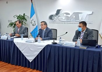 Autoridades de la SAT y Cámara de Comercio de Guatemala durante la presentación del listado.