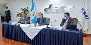 Autoridades de la SAT y Cámara de Comercio de Guatemala durante la presentación del listado.
