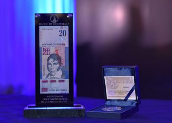Billete y moneda conmemorativa al Bicentenario de Guatemala.