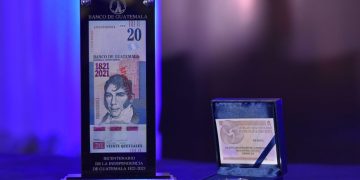 Billete y moneda conmemorativa al Bicentenario de Guatemala.