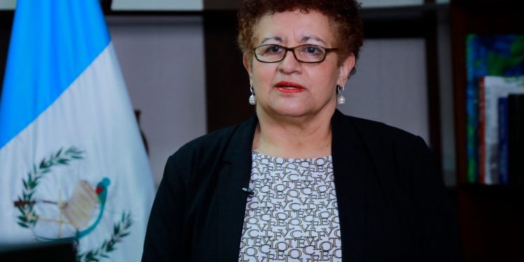 Ministra de Salud reconoce labor de primera línea en el Día del Salubrista