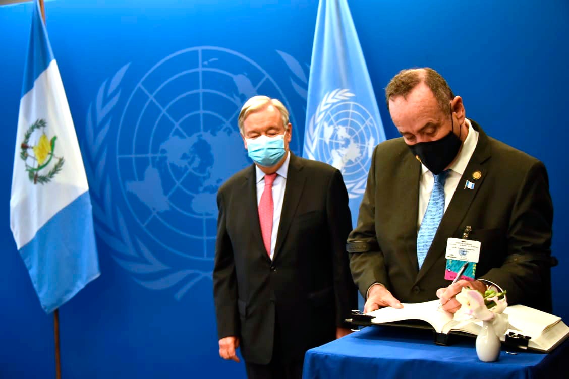 Durante la presentación, el jefe de Estado de Guatemala firmó en el libro de visitas ante la ONU.