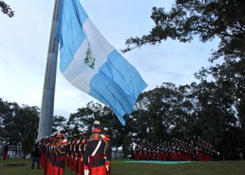 Presidente Giammattei asiste a solemne arriada de pabellón nacional