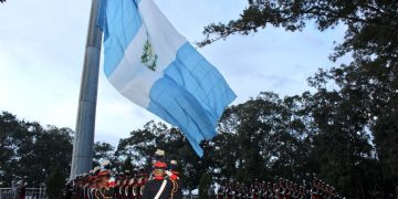 Presidente Giammattei asiste a solemne arriada de pabellón nacional