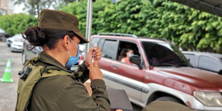 Puestos de vacunación habilitados por Ejército atenderán hasta medianoche este fin de semana