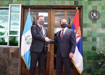El canciller de Guatemala, Pedro Brolo, recibe a su homólogo de Serbia, Nikola Selakovic.