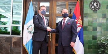 El canciller de Guatemala, Pedro Brolo, recibe a su homólogo de Serbia, Nikola Selakovic.