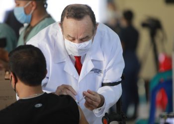 El mandatario Alejandro Giammattei continúa apoyando en la vacunación contra el COVID-19