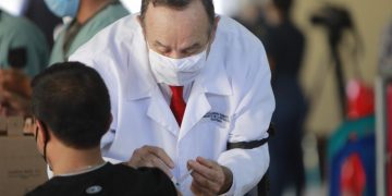 El mandatario Alejandro Giammattei continúa apoyando en la vacunación contra el COVID-19