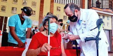 El mandatario Alejandro Giammattei insta a los guatemaltecos a acudir a los puestos de vacunación.