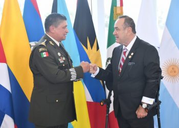 El presidente Alejandro Giammattei arribó este medio día a México, donde fue recibido por Luis Cresencio Sandoval González, Secretario de Defensa .