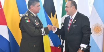 El presidente Alejandro Giammattei arribó este medio día a México, donde fue recibido por Luis Cresencio Sandoval González, Secretario de Defensa .
