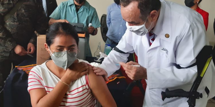 El presidente Alejandro Giammattei atiende a una vecina de San Miguel Petapa