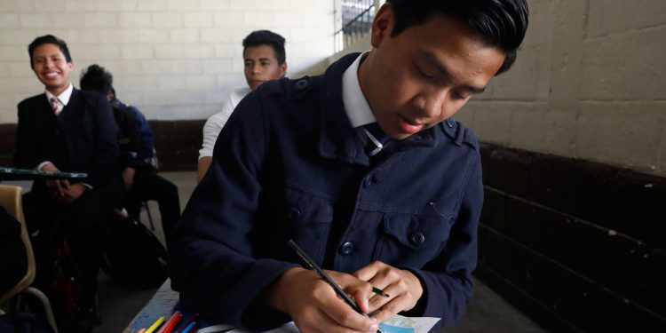 Anuncian suspensión de evaluación de graduandos