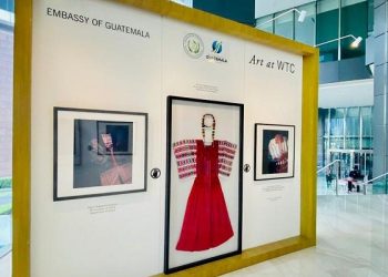Exhibición fotográfica de trajes regionales de Guatemala en Indonesia.