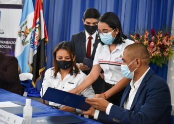 Firman convenio para creación de Ventanilla Única Municipal de Empleo en San Pedro Carchá