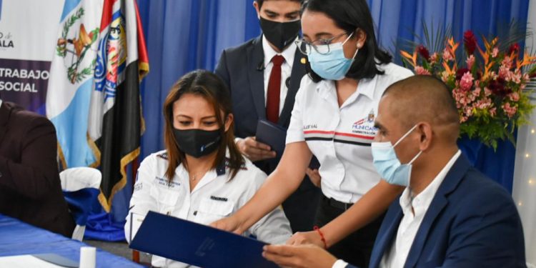 Firman convenio para creación de Ventanilla Única Municipal de Empleo en San Pedro Carchá