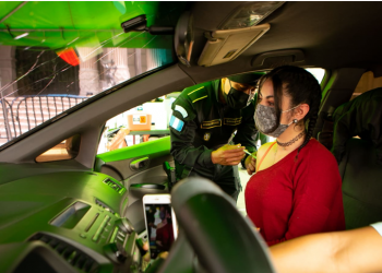 Jóvenes acuden a vacunarse contra el COVID- 19 en la Plaza de la Constitución.