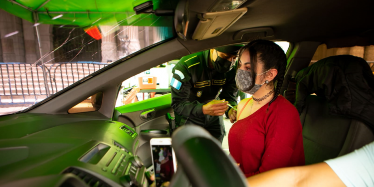 Jóvenes acuden a vacunarse contra el COVID- 19 en la Plaza de la Constitución.