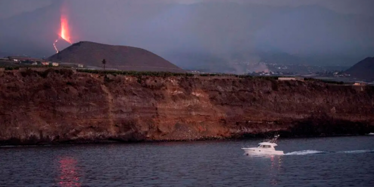 La Palma, España: lava está a entre 800 y mil metros del mar sin seguridad de que llegue
