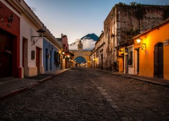 La ciudad colonial de Antigua Guatemala, es uno de los lugares más visitados por turistas en el país.