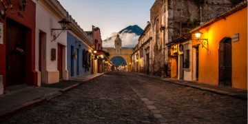 La ciudad colonial de Antigua Guatemala, es uno de los lugares más visitados por turistas en el país.