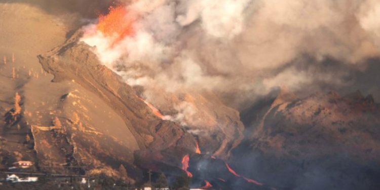 Lava del volcán de La Palma cubre 338 hectáreas con terreno ganado al mar