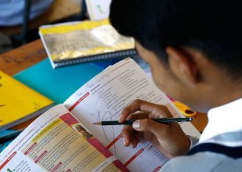 Las becas sociales apoyan a los jóvenes guatemaltecos a continuar sus estudios .