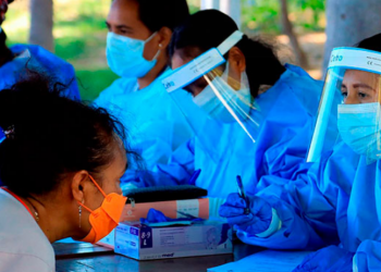 Casos globales de COVID-19 bajan por tercera semana consecutiva