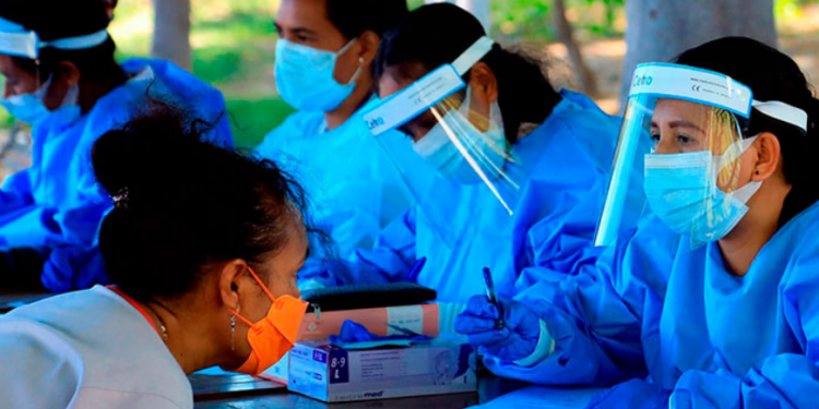 Casos globales de COVID-19 bajan por tercera semana consecutiva