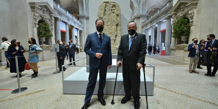 Max Hollein, director del Met Museum, recibió al gobernante.