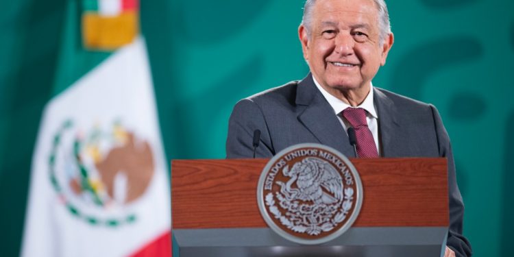 México vacunará contra COVID-19 en octubre a menores con comorbilidades