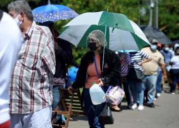 EE. UU. relaja el acceso al país mientras surgen quejas por el mecanismo COVAX