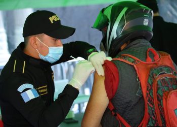 Ciudadanos instan a vecinos para que se vacunen contra el COVID-19