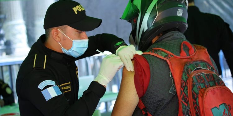 Ciudadanos instan a vecinos para que se vacunen contra el COVID-19