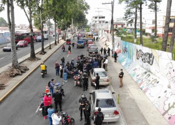 Policías realizan operativos en la zona 7 de la capital