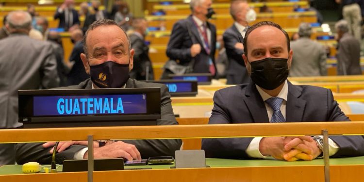 Presidente Alejandro Giammattei y el canciller Pedro Brolo