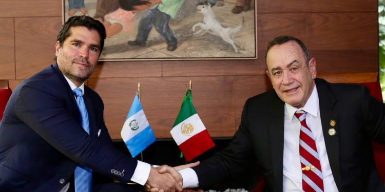 Presidente Giammattei se reúne con activista Eduardo Verástegui en México