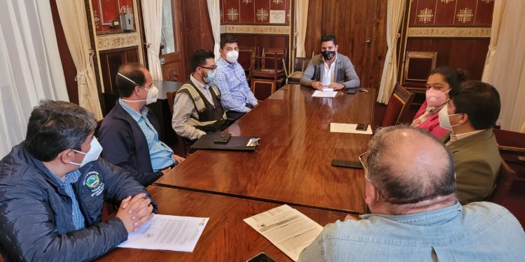 Supervisan trabajos de asfaltado en Xela