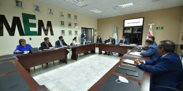 Reunión del presidente Alejandro Giammattei con autoridades del Ministerio de Energía y Minas