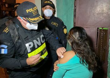 PNC desarrolla jornada nocturna de vacunación en la colonia La Limonada, zona 5