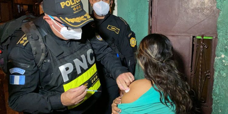 PNC desarrolla jornada nocturna de vacunación en la colonia La Limonada, zona 5
