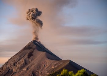 Ente científico mantiene monitoreo a los volcanes activos en el territorio.