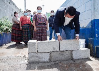 Colocan primera piedra en obra de mejoramiento de escuela en Alta Verapaz